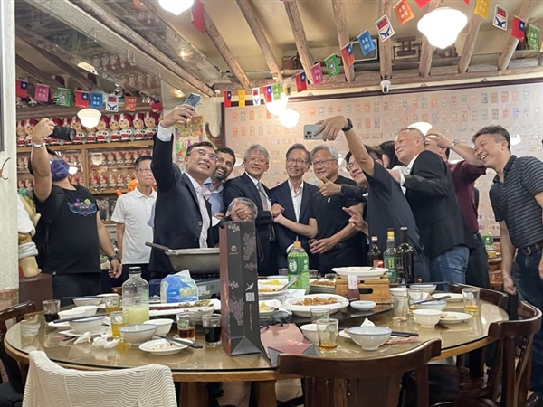 黄仁勋在台北举办行业领袖宴请:总身价达1.5万亿,人均消费不足100元 黄仁勋在台北举办行业领袖宴请:总身价达1.5万亿,人均消费不足100元