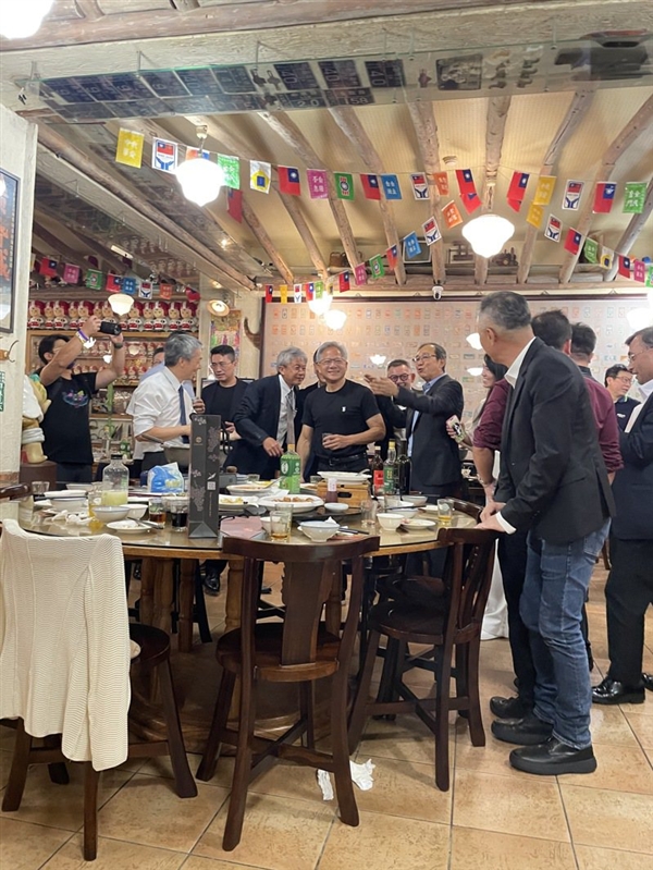 黄仁勋在台北举办行业领袖宴请：总身价达1.5万亿，人均消费不足100元(图2)