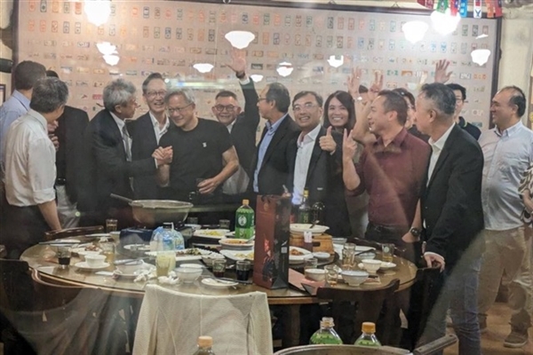 黄仁勋在台北举办行业领袖宴请：总身价达1.5万亿，人均消费不足100元(图3)