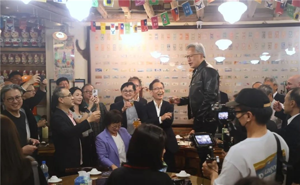 黄仁勋在台北举办行业领袖宴请：总身价达1.5万亿，人均消费不足100元(图4)