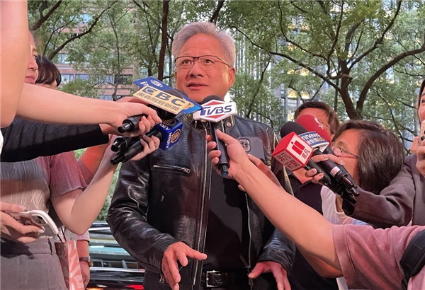 黄仁勋在台北举办行业领袖宴请：总身价达1.5万亿，人均消费不足100元(图7)