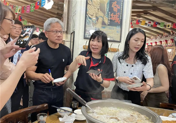 黄仁勋在台北举办行业领袖宴请：总身价达1.5万亿，人均消费不足100元(图5)