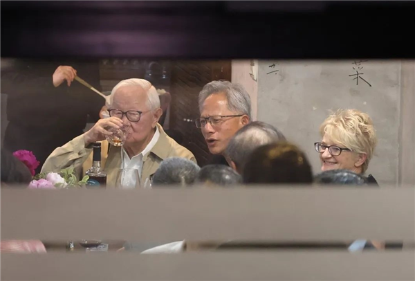 黄仁勋在台北举办行业领袖宴请：总身价达1.5万亿，人均消费不足100元(图6)