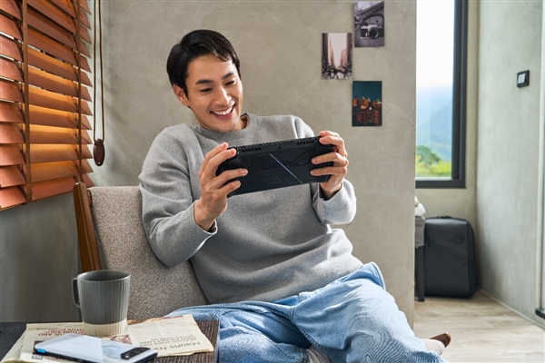 ROG掌机X正式亮相:搭载80Wh超大容量电池和24GB+1TB的宽敞存储空间(图6) ROG掌机X正式亮相:搭载80Wh超大容量电池和24GB+1TB的宽敞存储空间(图6)