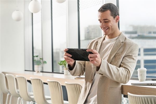 ROG掌机X正式亮相:搭载80Wh超大容量电池和24GB+1TB的宽敞存储空间(图7) ROG掌机X正式亮相:搭载80Wh超大容量电池和24GB+1TB的宽敞存储空间(图7)