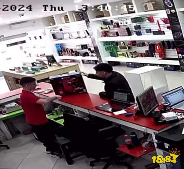 泪目了，阿根廷男子攒钱数月买下PS5情绪激动，店员上前与其拥抱