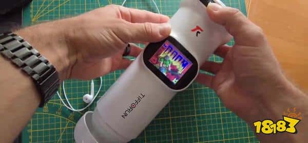 用飞机杯打游戏？大神用小屏幕运行DOOM(图1)