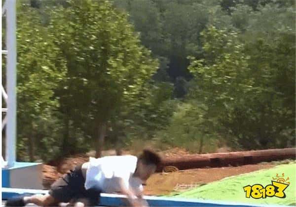 老OMG叁参加快乐向前冲！鳄鱼光速下水，大龙也变水龙~