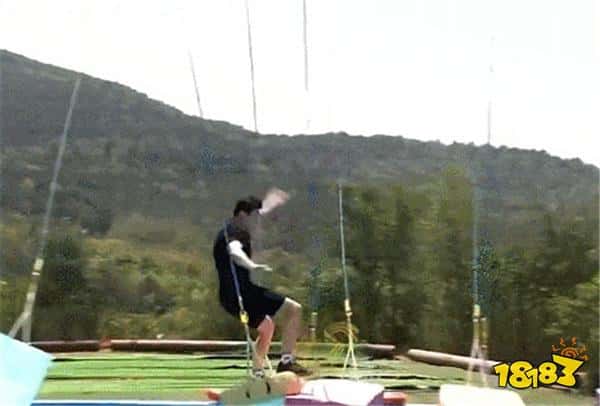 老OMG叁参加快乐向前冲！鳄鱼光速下水，大龙也变水龙~