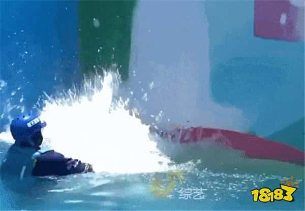 老OMG叁参加快乐向前冲！鳄鱼光速下水，大龙也变水龙~