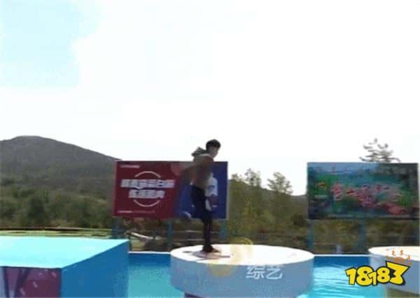 老OMG叁参加快乐向前冲！鳄鱼光速下水，大龙也变水龙~