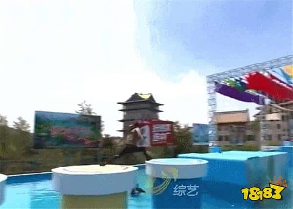 老OMG叁参加快乐向前冲！鳄鱼光速下水，大龙也变水龙~