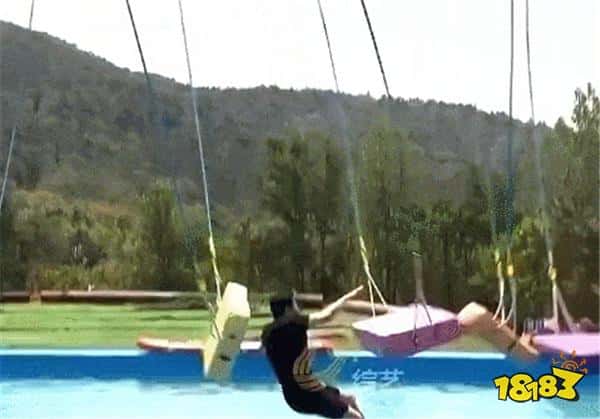 老OMG叁参加快乐向前冲！鳄鱼光速下水，大龙也变水龙~