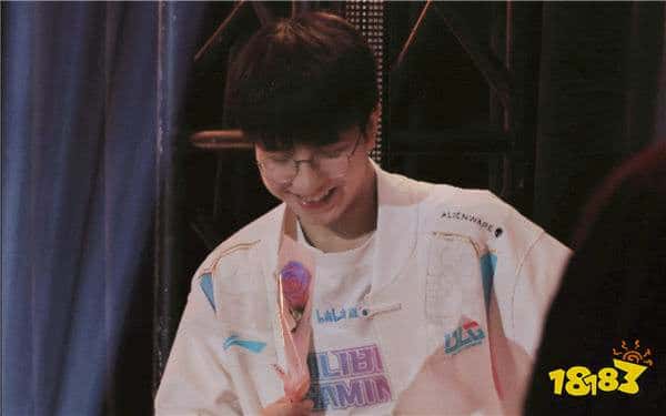 职业选手和路人比？Elk谈BLG虐泉节奏：虐你们这些串子的泉是没问题的！