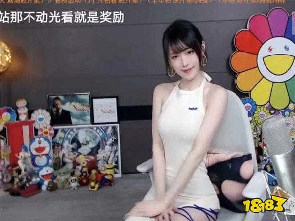 腐团儿直播尺度加大！直播摆弄撩人动作，导致身上衣服意外滑落，惊现惊人身材！