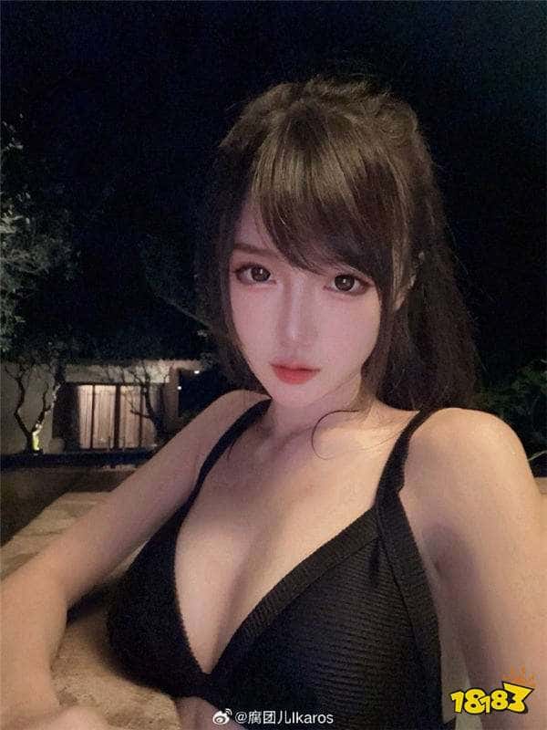 腐团儿直播尺度加大！直播摆弄撩人动作，导致身上衣服意外滑落，惊现惊人身材！