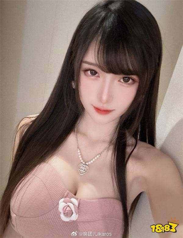 腐团儿直播尺度加大！直播摆弄撩人动作，导致身上衣服意外滑落，惊现惊人身材！