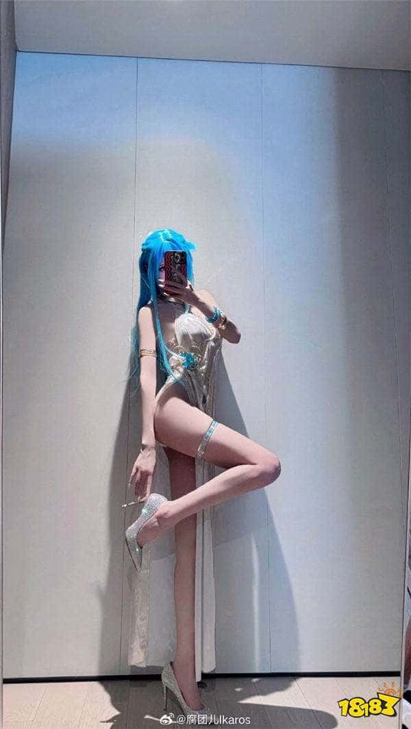 腐团儿直播尺度加大！直播摆弄撩人动作，导致身上衣服意外滑落，惊现惊人身材！