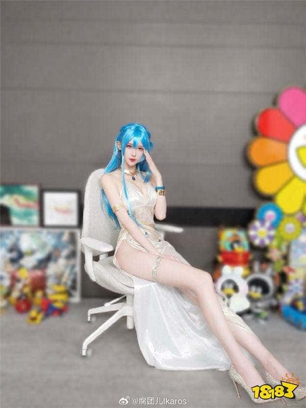 腐团儿直播尺度加大！直播摆弄撩人动作，导致身上衣服意外滑落，惊现惊人身材！