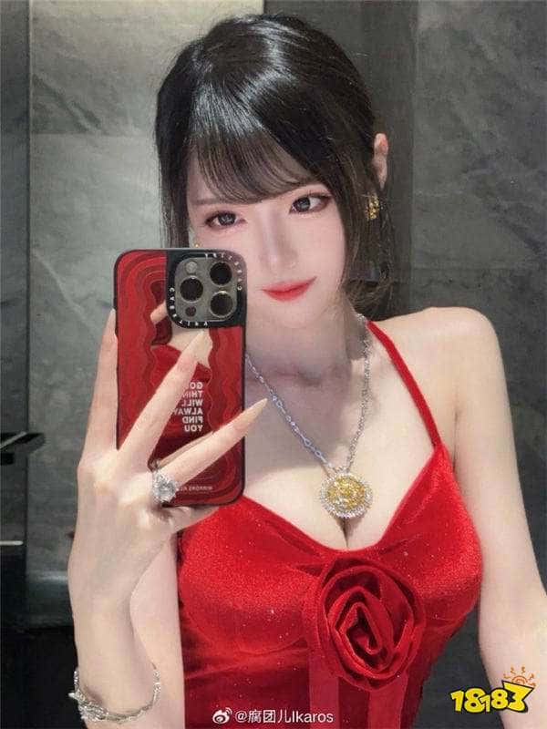 腐团儿直播尺度加大！直播摆弄撩人动作，导致身上衣服意外滑落，惊现惊人身材！