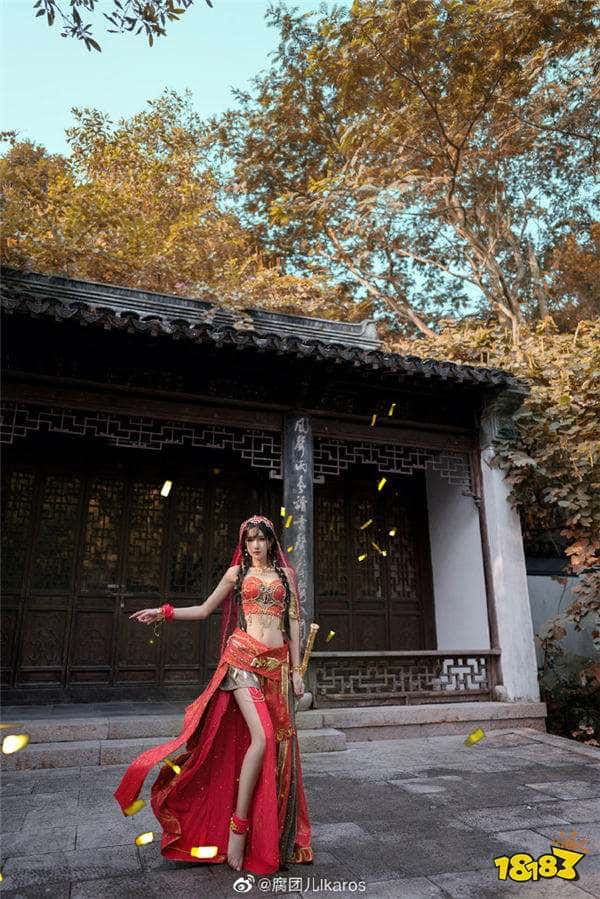 腐团儿直播尺度加大！直播摆弄撩人动作，导致身上衣服意外滑落，惊现惊人身材！