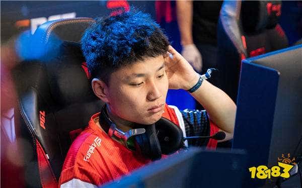 米娜身穿白色婚纱跳“大雷舞”！CS一哥和PUBG一哥现身直播间为米娜献上祝福！