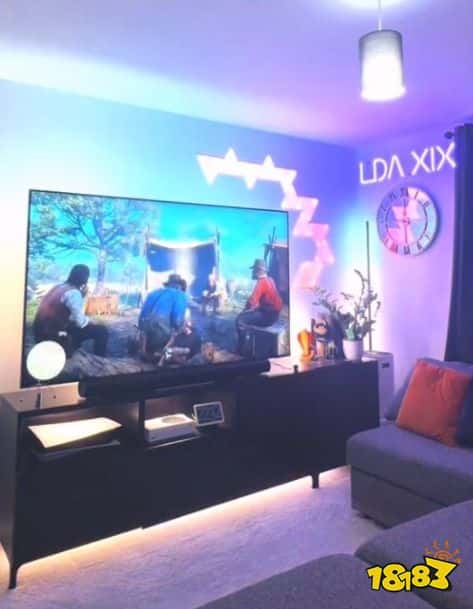 花里胡哨的，眼睛不会瞎吗？外网博主用LED氛围灯玩《荒野大镖客：救赎2》