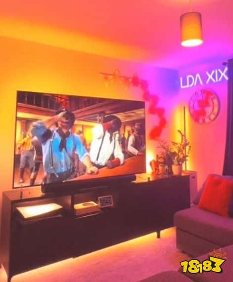 花里胡哨的，眼睛不会瞎吗？外网博主用LED氛围灯玩《荒野大镖客：救赎2》