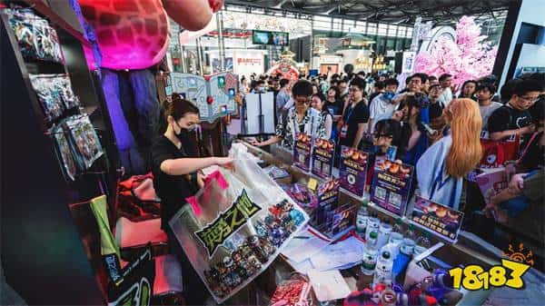 巨大魔龙吸引玩家排队，这款联机游戏真就那么值得试玩？