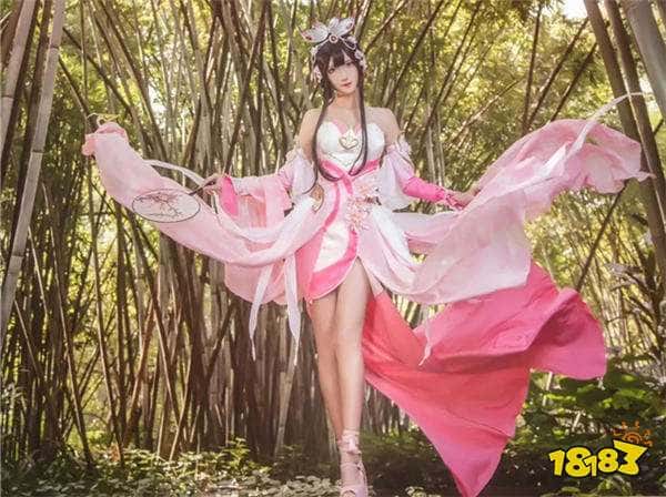 大大大！腐团儿COS甄姬，身穿紧身旗袍完美还原！网友：梦中情腿！