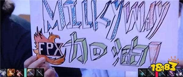 LPL惊现逆天观众！现场公然辱华！举“眯眯眼”牌子贴脸嘲讽选手？