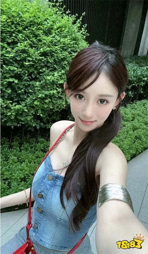 前LOL一姐屈尊擦边！被网友质疑整容，本人回应：自己不开美颜都好看！