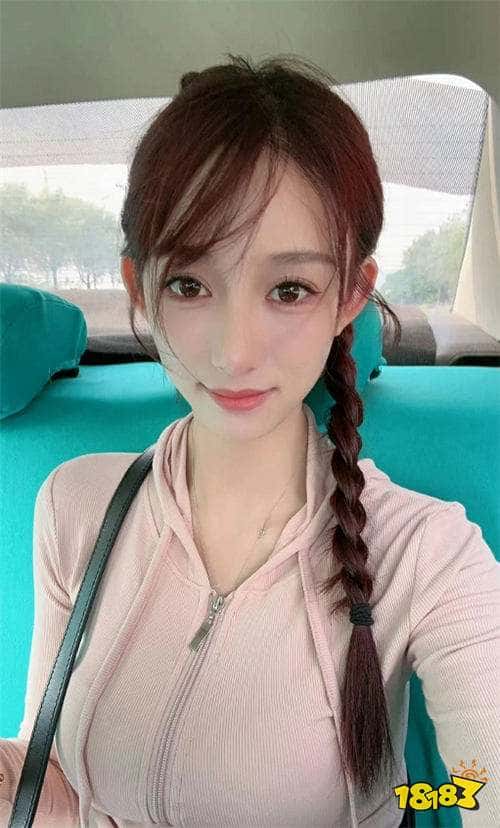 前LOL一姐屈尊擦边！被网友质疑整容，本人回应：自己不开美颜都好看！