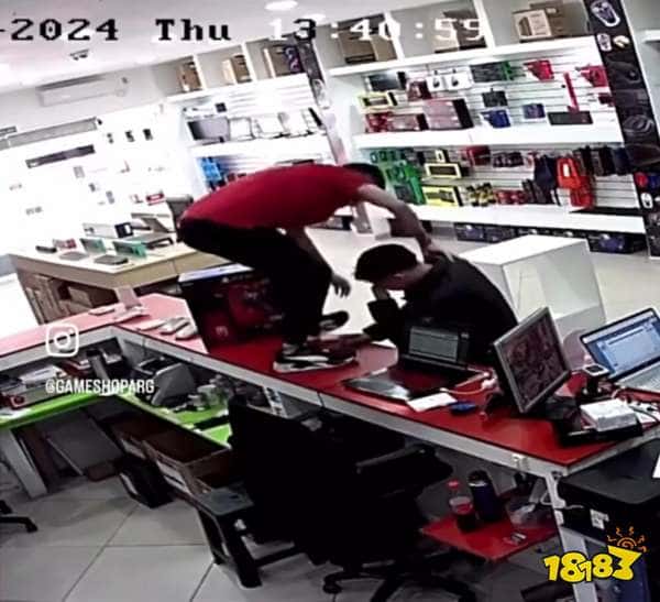 泪目了，阿根廷男子攒钱数月买下PS5情绪激动，店员上前与其拥抱