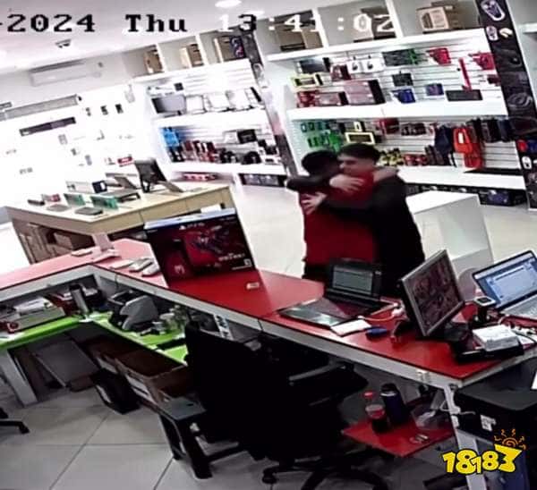 泪目了，阿根廷男子攒钱数月买下PS5情绪激动，店员上前与其拥抱