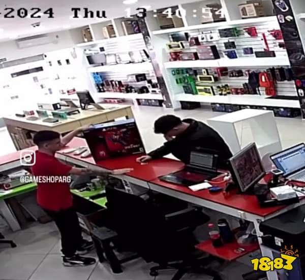 泪目了，阿根廷男子攒钱数月买下PS5情绪激动，店员上前与其拥抱