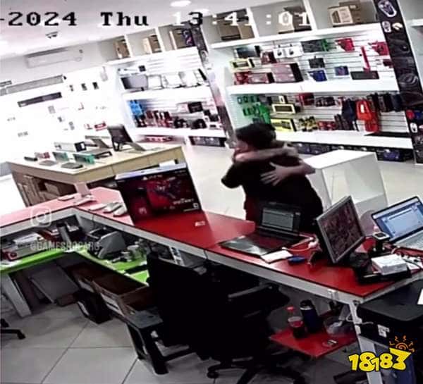泪目了，阿根廷男子攒钱数月买下PS5情绪激动，店员上前与其拥抱