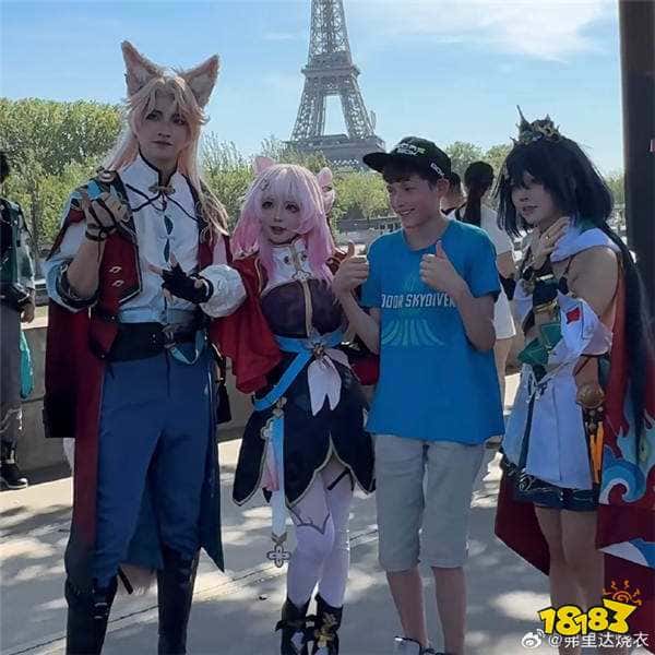 跨国跨界的美好文化交流！巴黎警察被中国游戏《崩坏：星穹铁道》周边“魅力硬控”30秒！