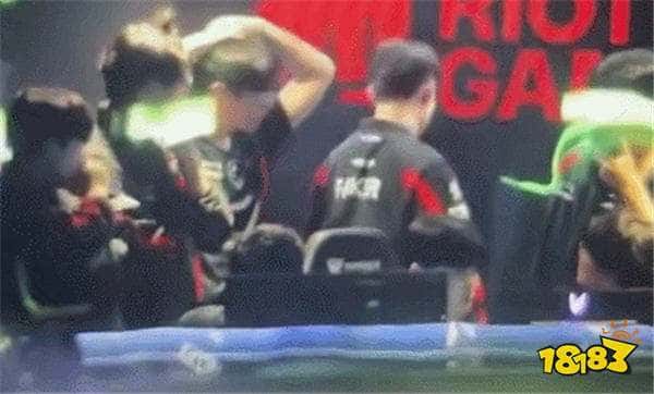 T1再败GEN，Faker不满比赛结果用头撞墙？接连败给Chovy或有心里阴影！