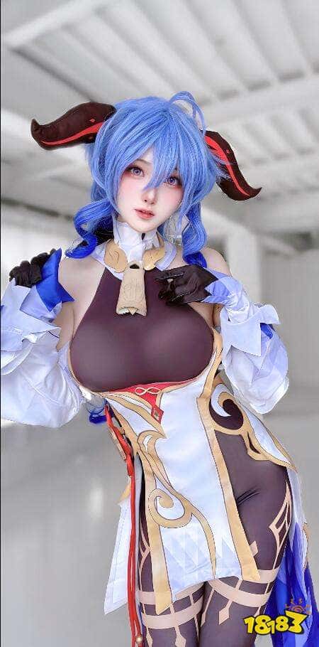 大伟哥笑嘻了，日本甜美Coser晒与米哈游大伟哥合影，大伟哥笑开花