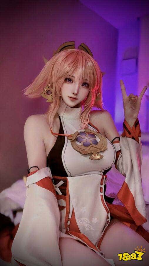 大伟哥笑嘻了，日本甜美Coser晒与米哈游大伟哥合影，大伟哥笑开花