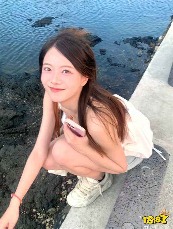骆歆海边大胆穿着狂送福利？网友：这背不拔火罐可惜了！