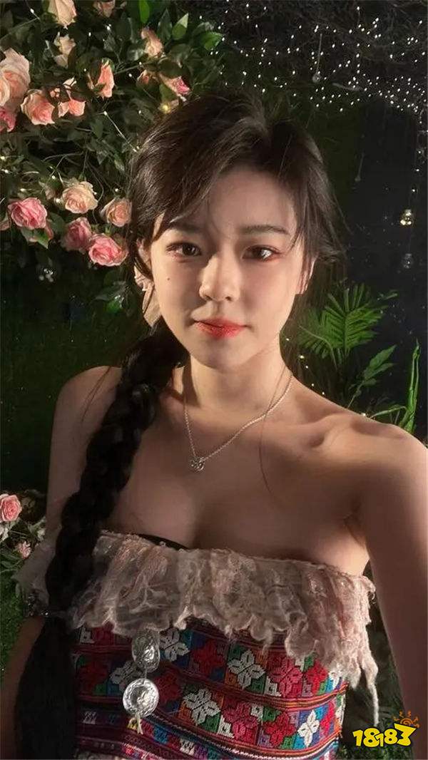 呆妹儿整活抱沫子,结果因动作太大走光!网友:里面都露出来了!(图4) 呆妹儿整活抱沫子,结果因动作太大走光,网友:里面都露出来了!