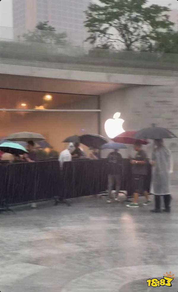 谁说没人买苹果了！果粉在暴雨中排长队买iPhone 16！