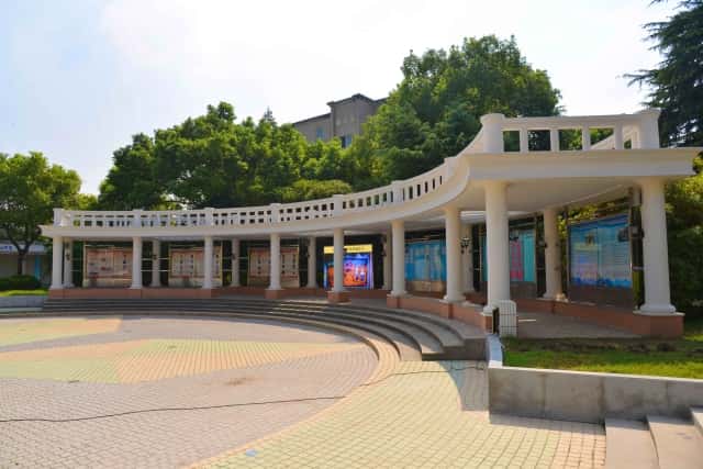 河北高考成绩多少分能报考郑州工商学院？附2022-2024年各专业录取位次排名(图1)