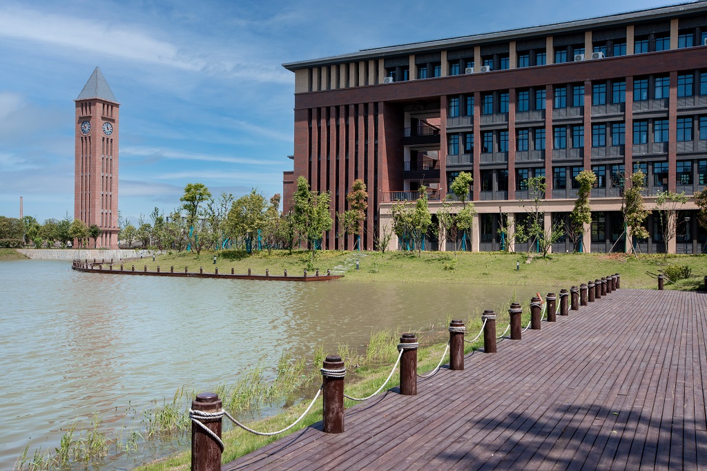 浙江大学2024年在浙江录取分数线、对应位次（附近几年最低录取分数线及位次排名）(图1)