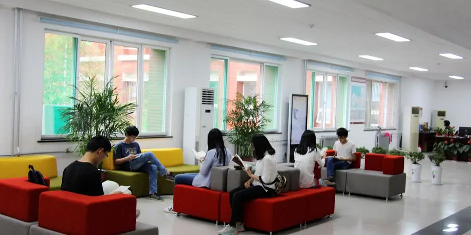 河北高考成绩多少分能报考河北外国语学院？附2022-2024年各专业录取位次排名(图1)