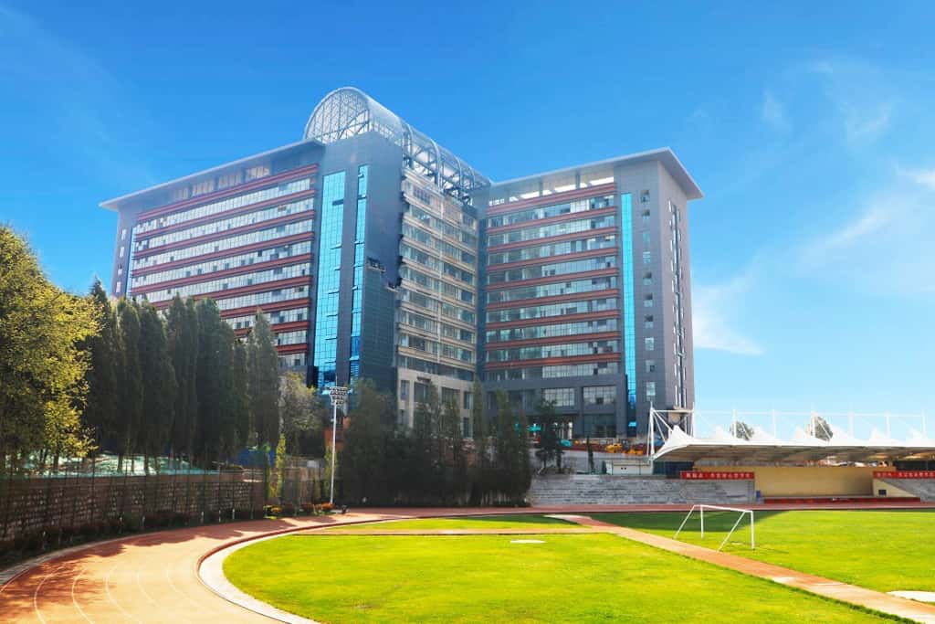 2024年广东外语外贸大学南国商学院在四川录取分数线（附近几年最低位次排名）(图1)