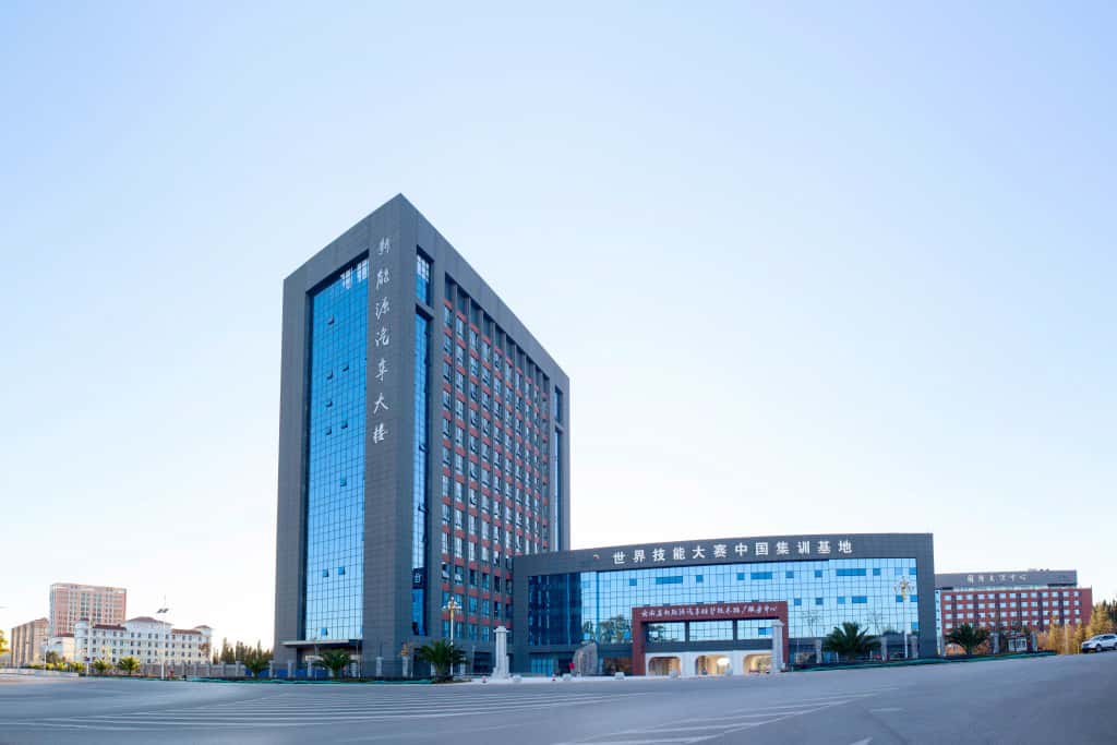 2024年大连工业大学艺术与信息工程学院在安徽录取分数线（附近几年最低位次排名）(图1)